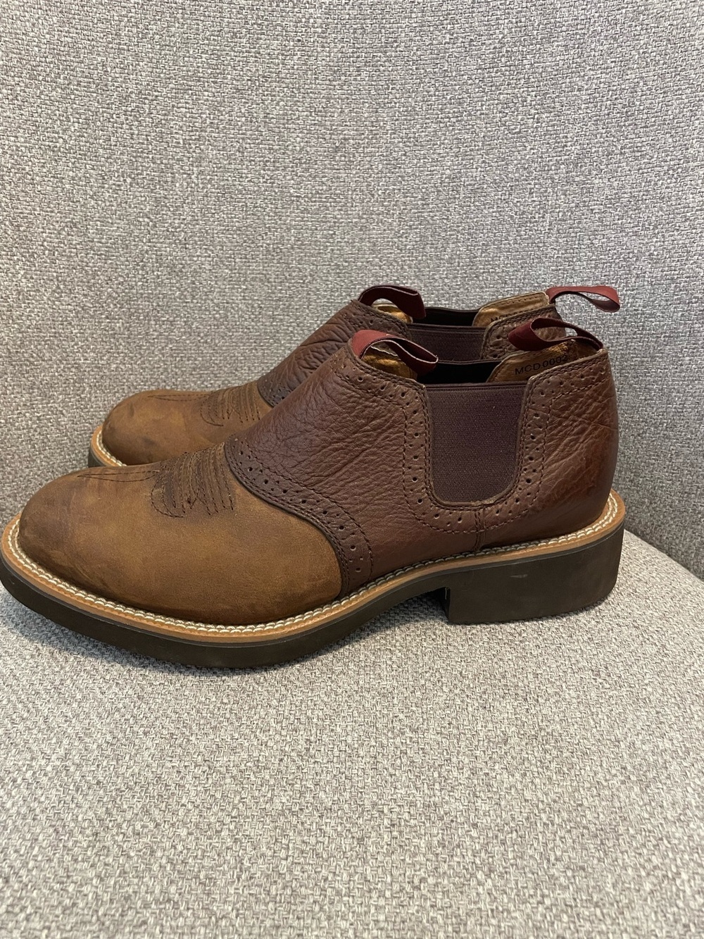 TWISTED X - men’s 8.5 Red Buckle Collection Cow Dog